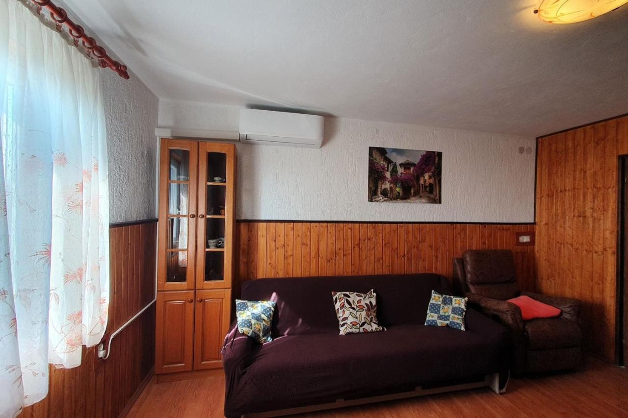 Apartment Mirella For 6 Persons Located In Central Istria Gradinje Exteriör bild