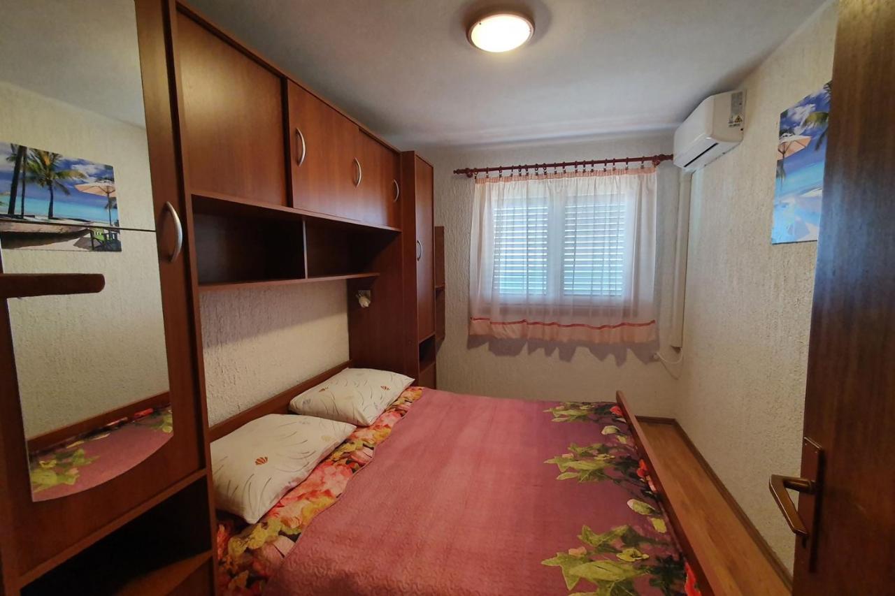 Apartment Mirella For 6 Persons Located In Central Istria Gradinje Exteriör bild