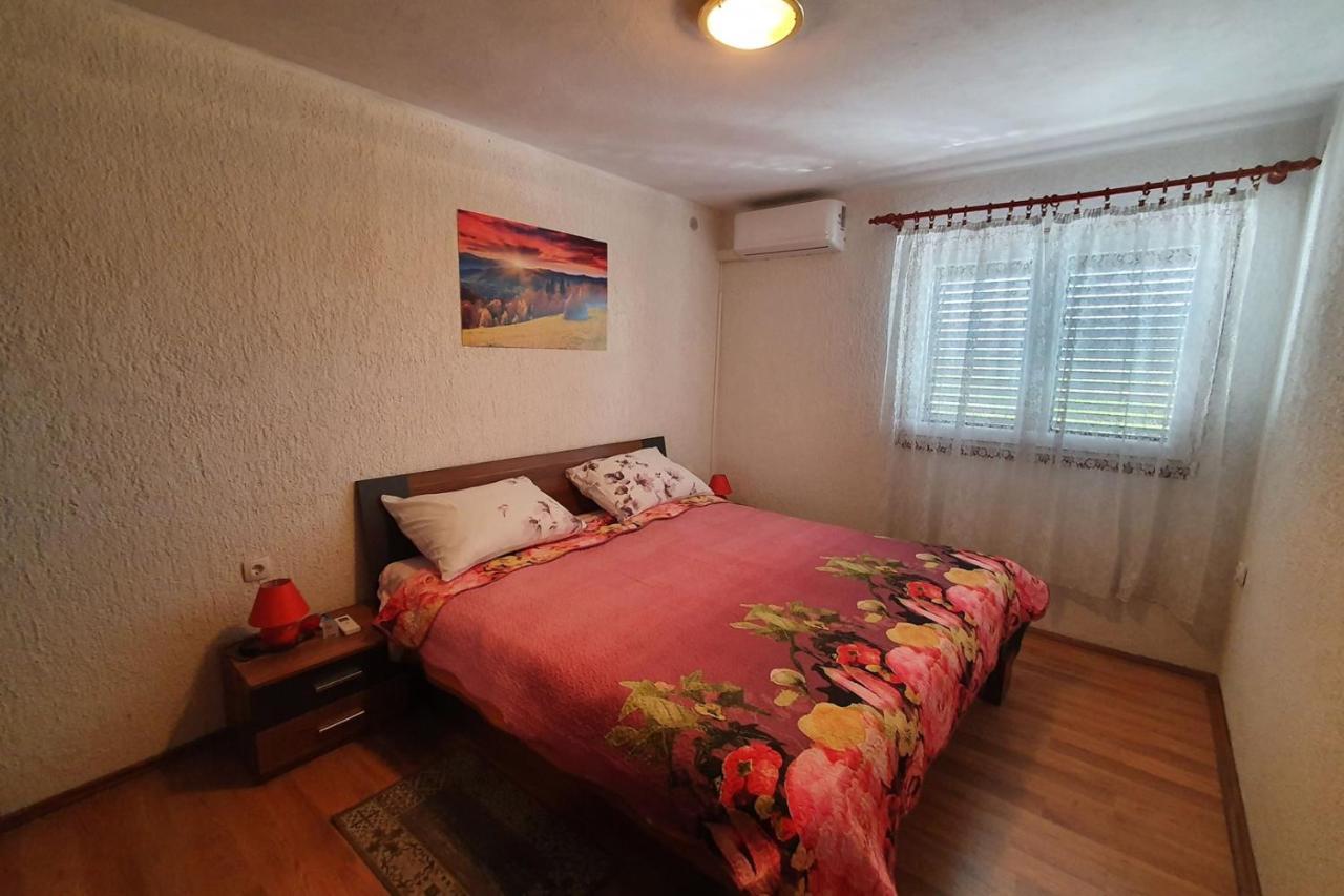 Apartment Mirella For 6 Persons Located In Central Istria Gradinje Exteriör bild